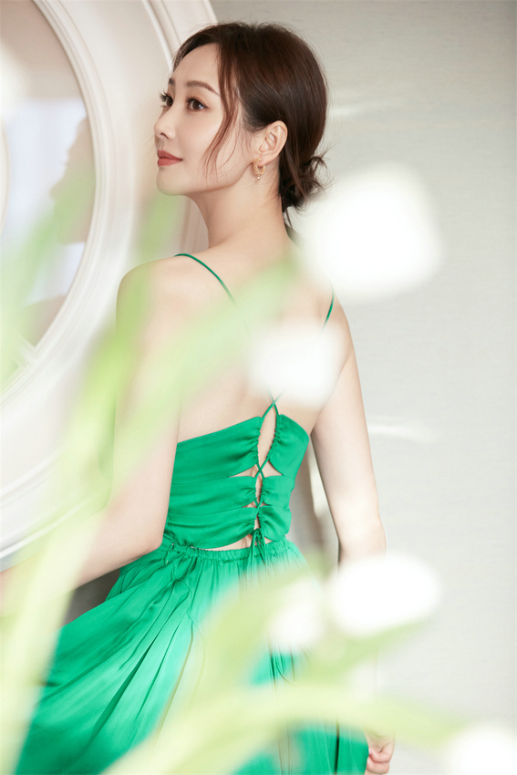 李纯绿色修身礼服造型释出网友：把春天穿在身上了